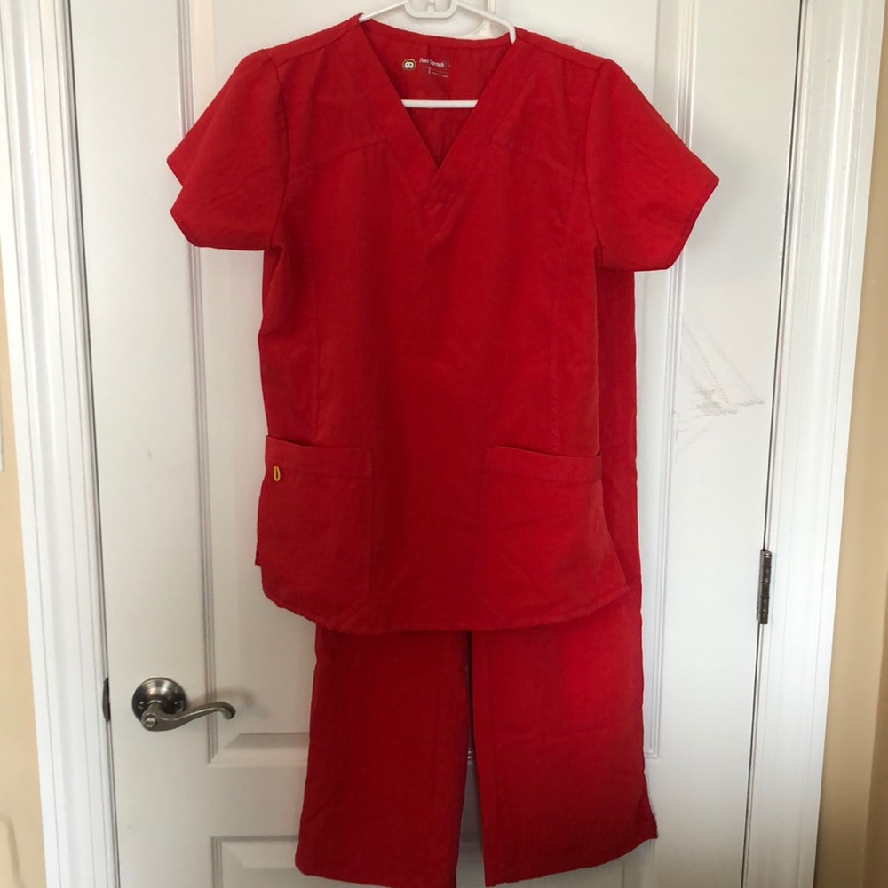 WonderWink poppy scrub set